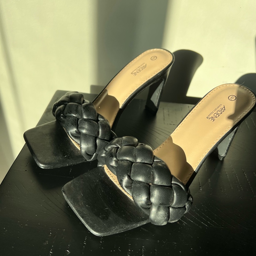 Black heels Size 6US
